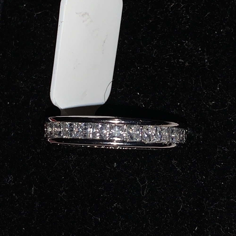 Diamonds band sz 5